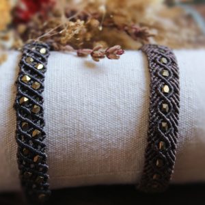 Duo de bracelets marrons en micro macramé avec des perles en laiton