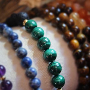 Bracelet élastique de perles de pierre de lave et malachite