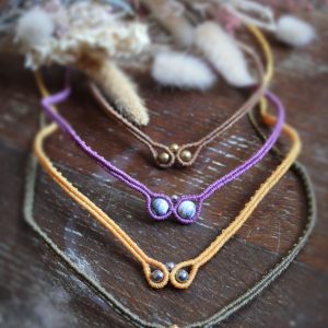 Colliers multiples couleurs en micro macramé et perles fantaisies