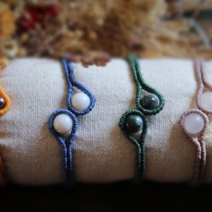 Bracelets multiples couleurs en micro macramé avec petites perles