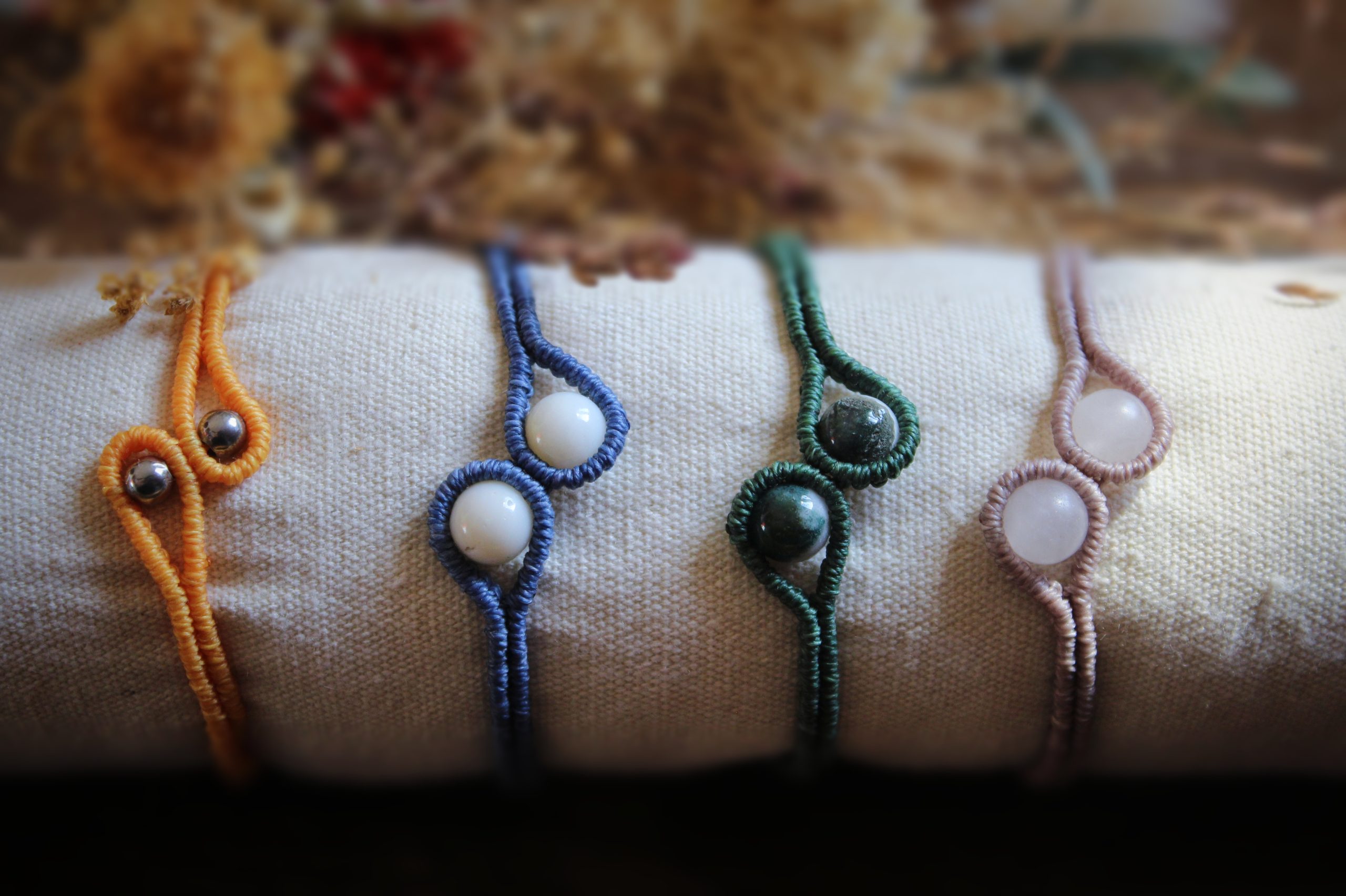 Bracelets multiples couleurs en micro macramé avec petites perles