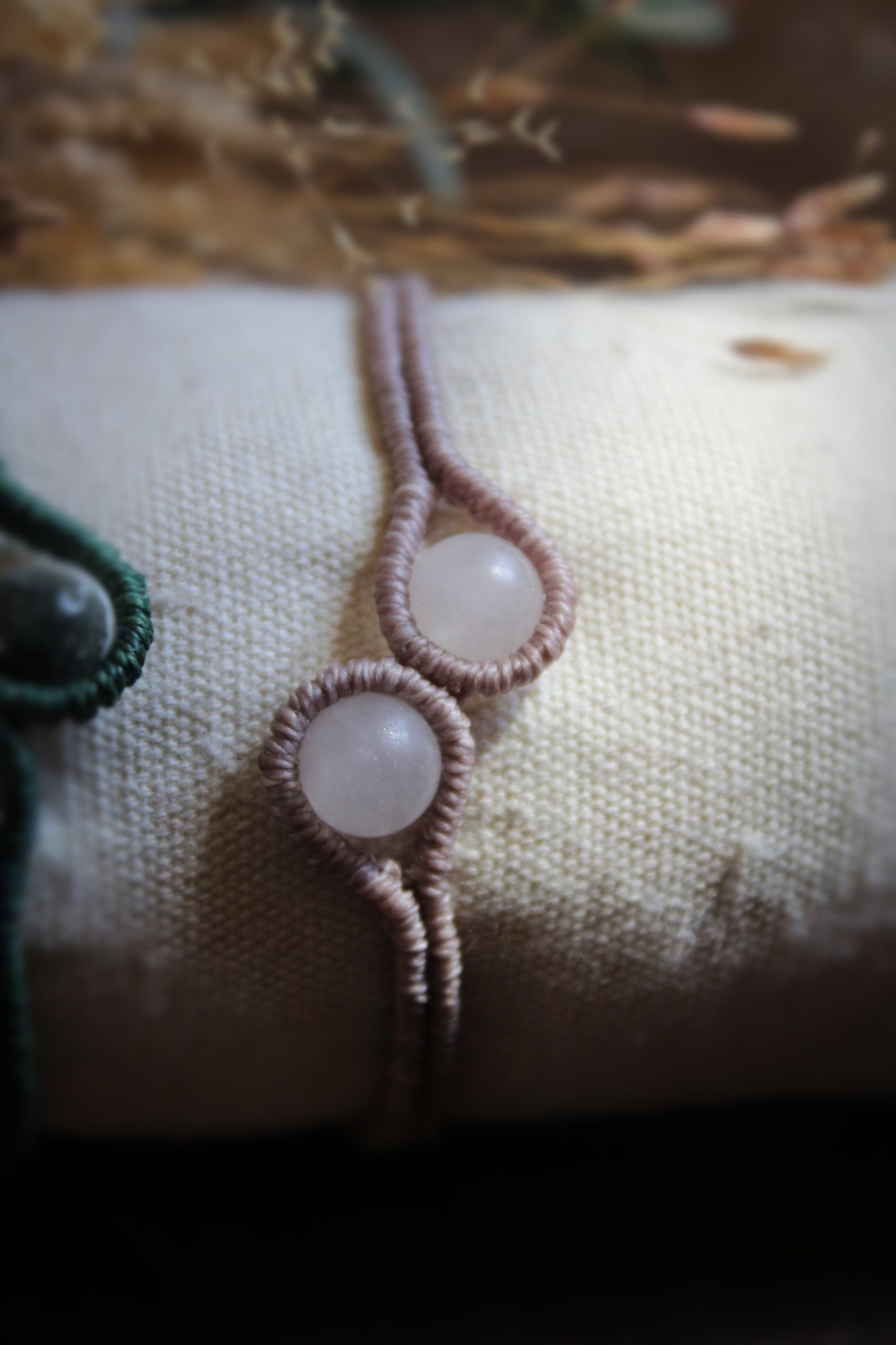 Bracelet parme en micro macramé avec perles de quartz rose