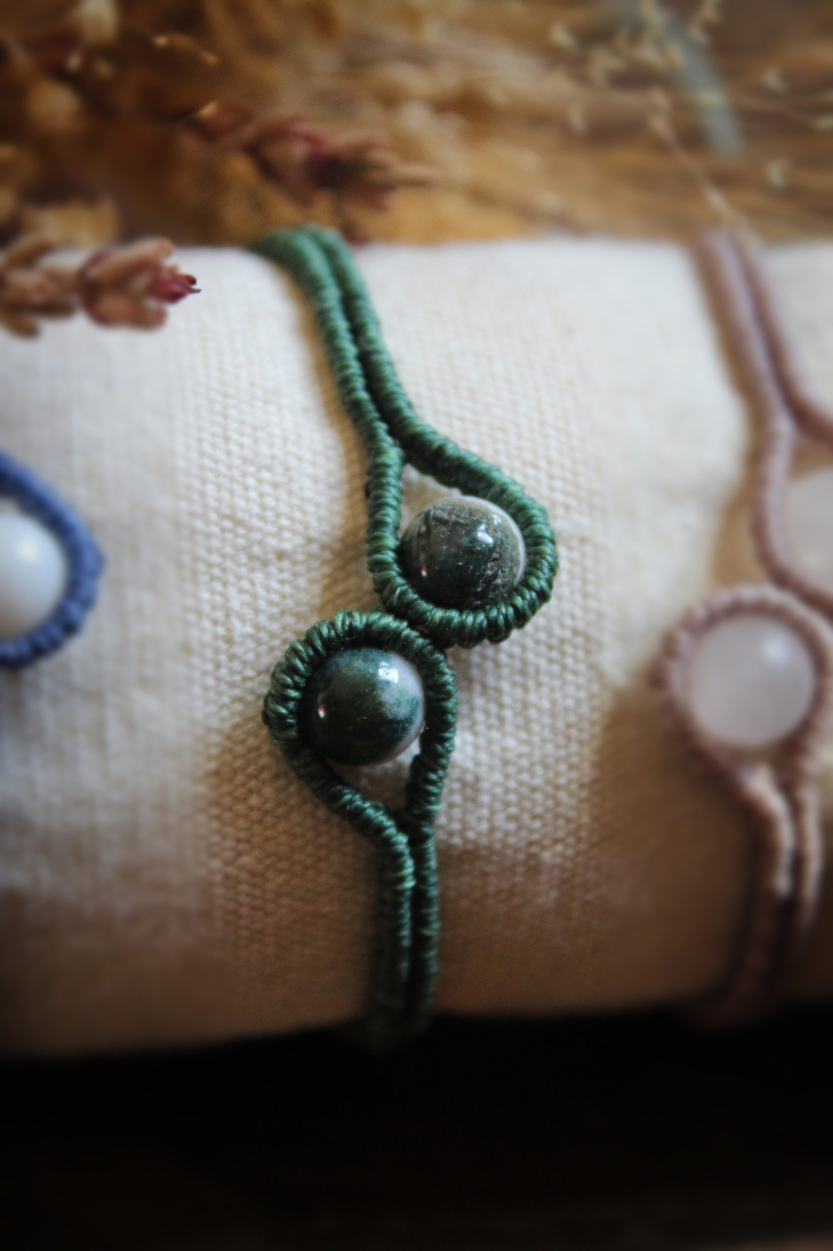 Bracelet vert en micro macramé avec perles d'agate mousse
