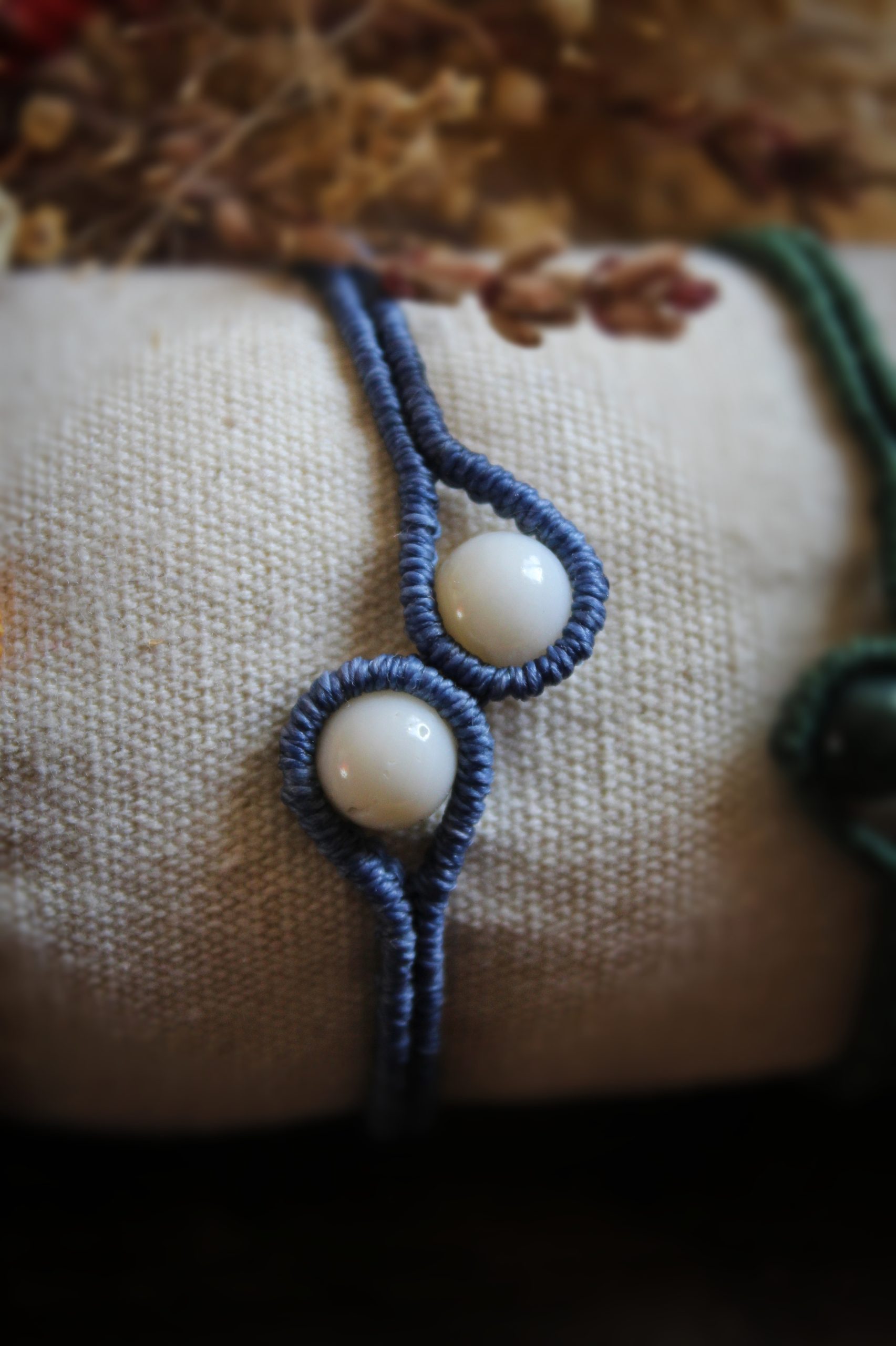 Bracelet bleu en micro macramé avec perles de nacre