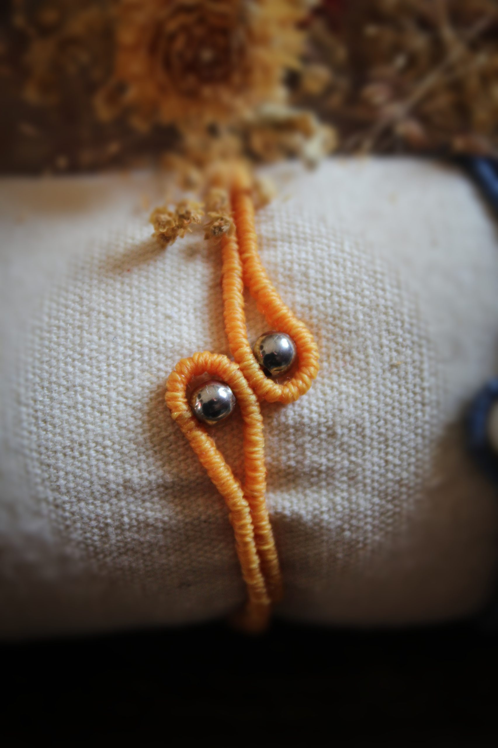 Bracelet jaune en micro macramé avec perles en acier inoxydable