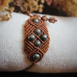 Bracelet en micro macramé cuivre avec perles de pyrite