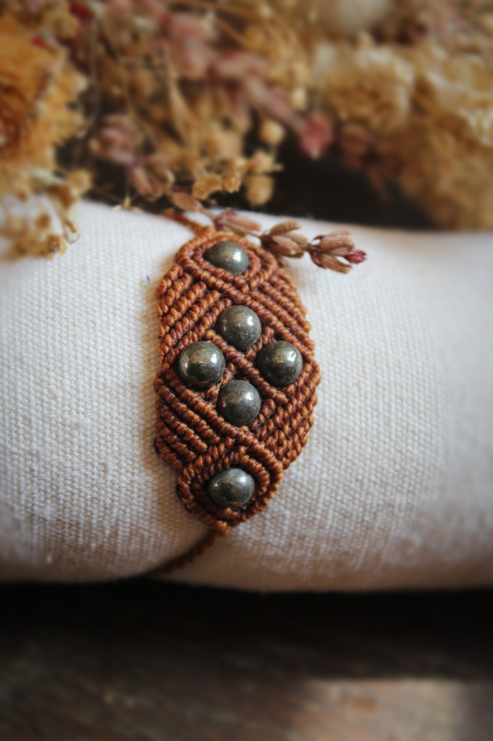 Bracelet en micro macramé cuivre avec perles de pyrite