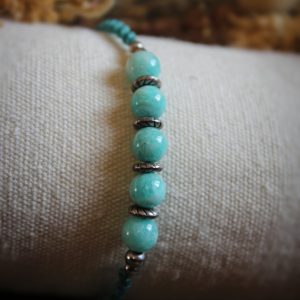 Bracelet en micro macramé vert d'eau avec des perles d'amazonite