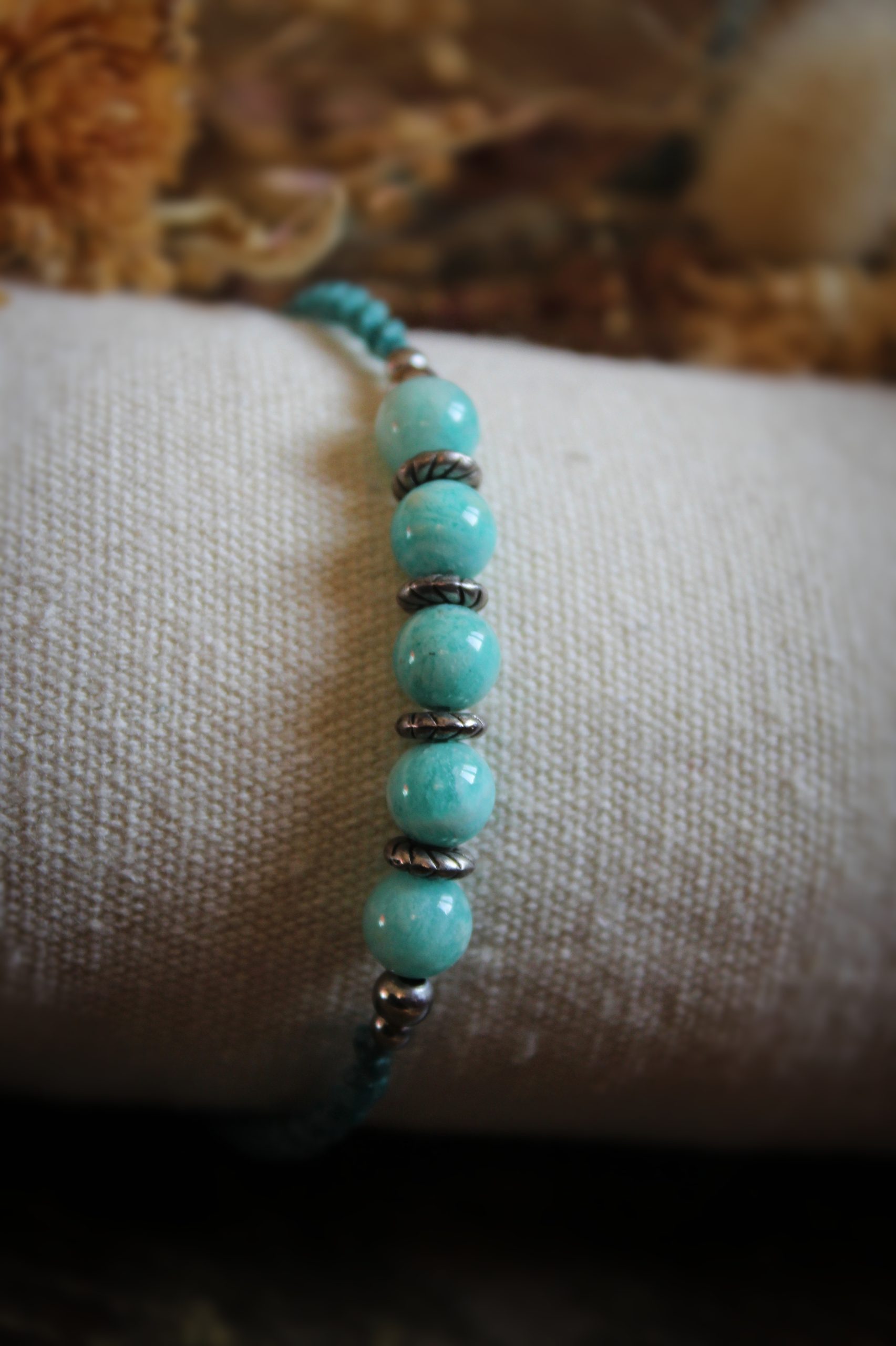 Bracelet en micro macramé vert d'eau avec des perles d'amazonite