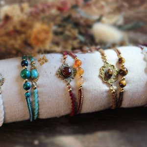 Bracelets en micro macramé doubles avec perles en pierres énergétiques