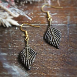 Boucles d'oreilles en micro macramé marron représentant des feuilles