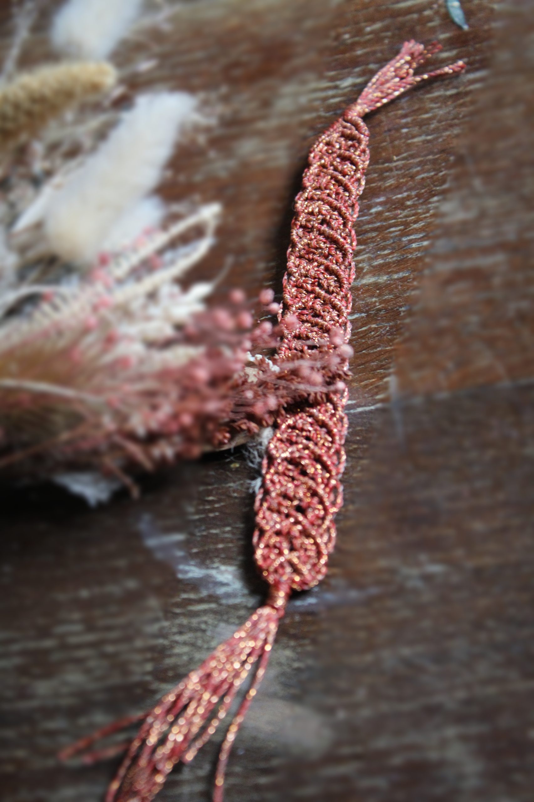 Marque page cuivre en micro macramé