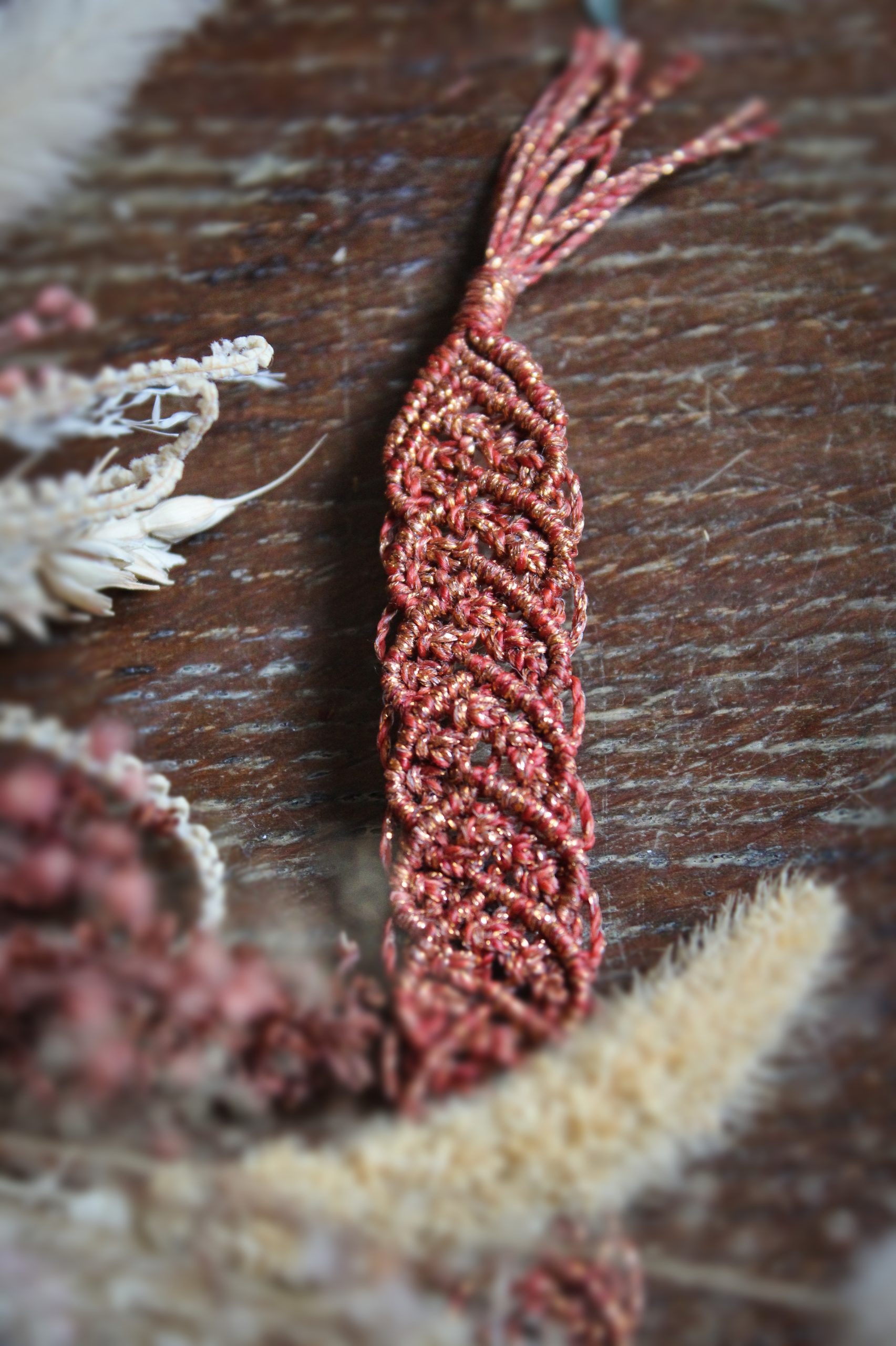 Marque page cuivre en micro macramé