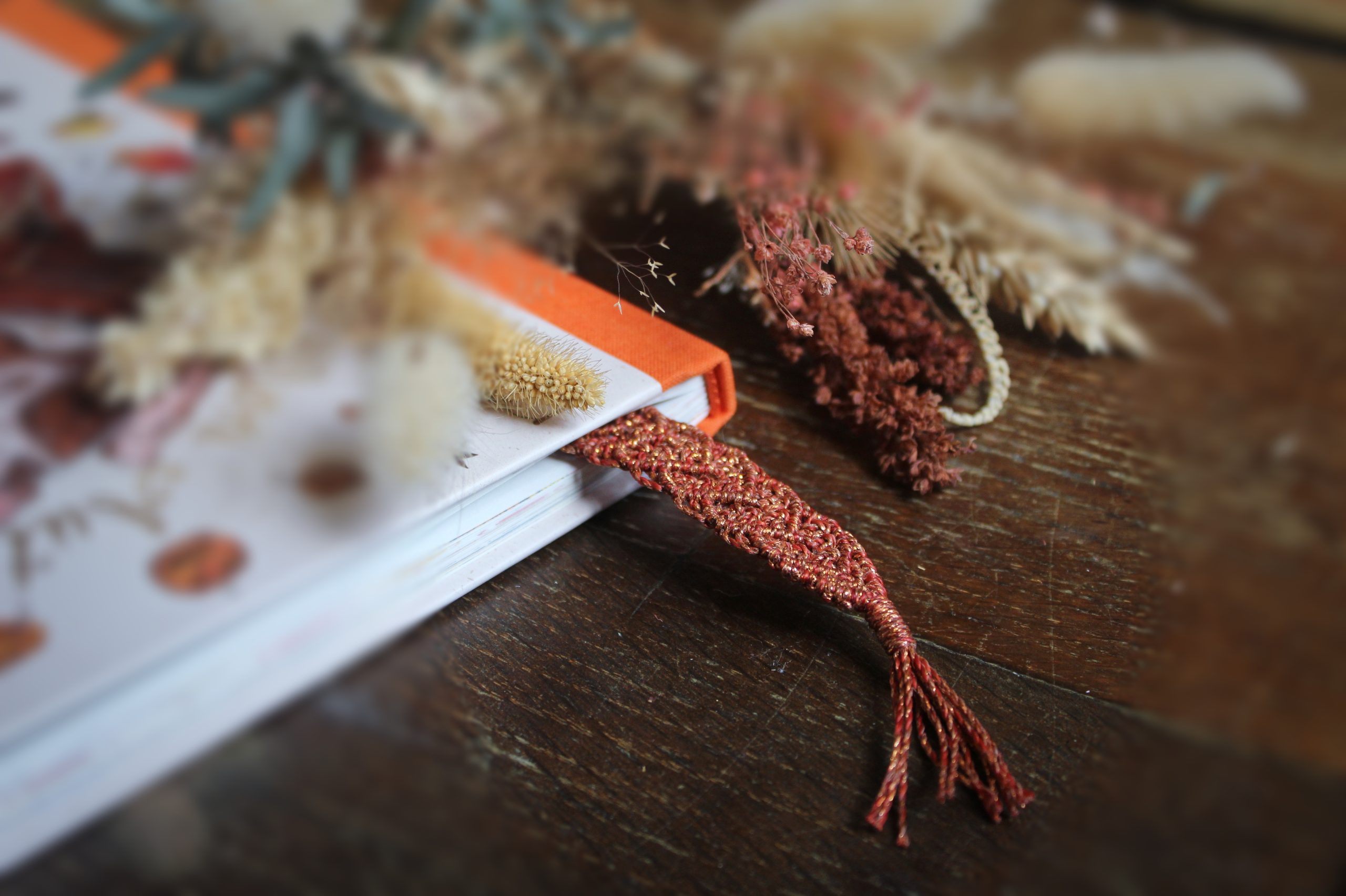 Marque page cuivre en micro macramé dans un livre