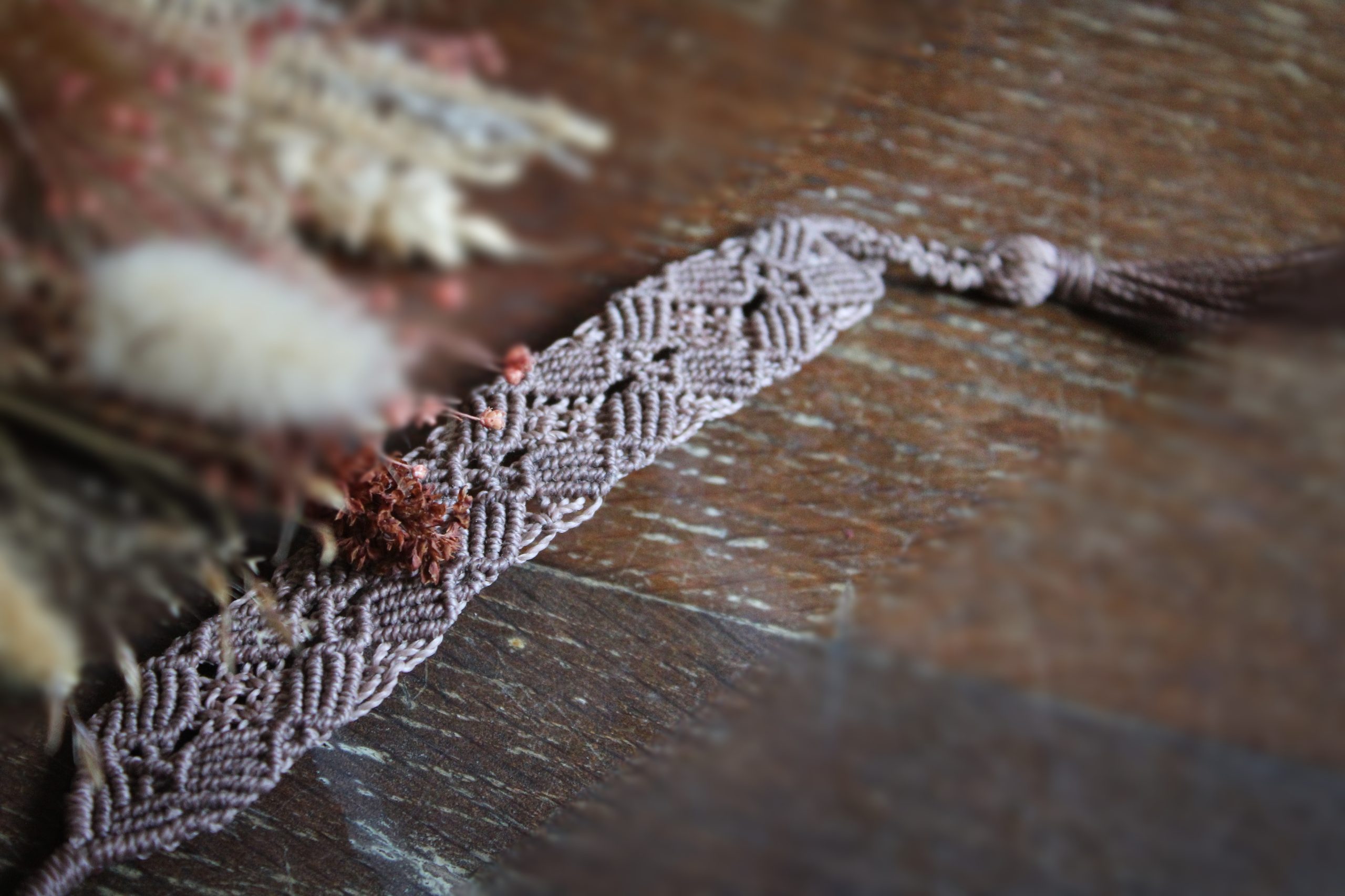 Marque page mauve en micro macramé