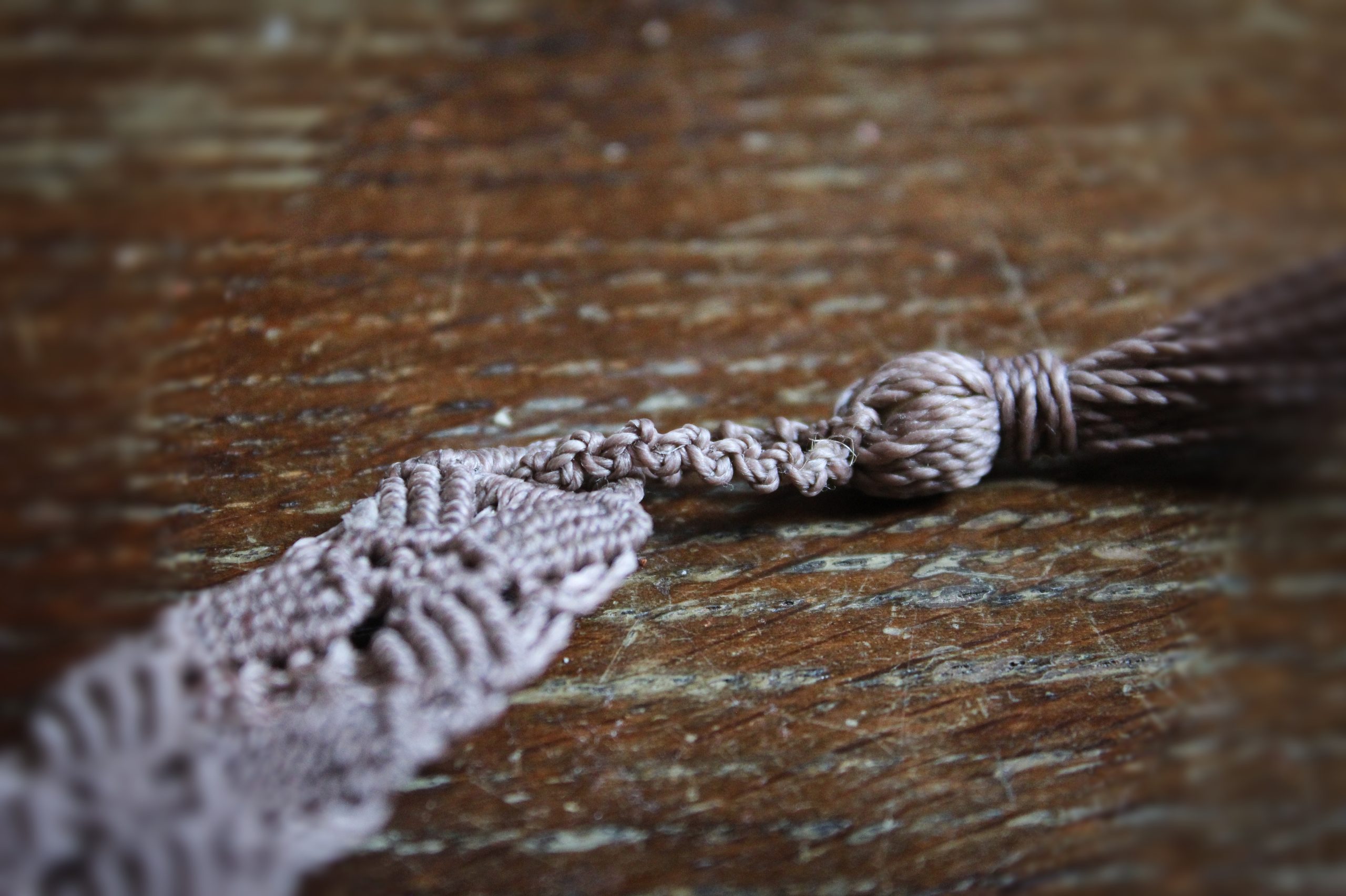 Marque page en micro macramé mauve