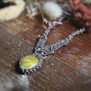 Collier marron mixte en micro macramé avec une pierre d'opale verte