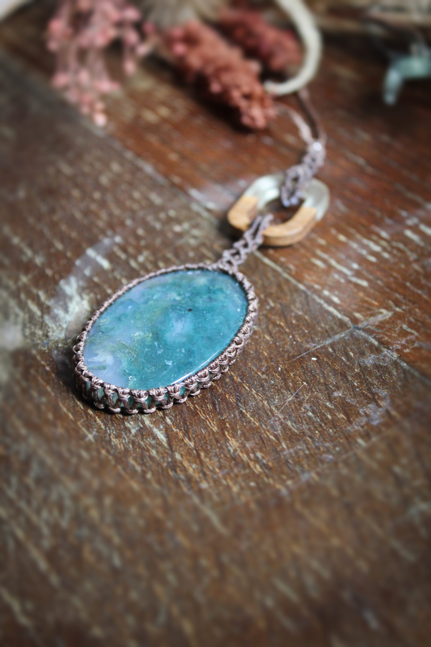 Collier agate mousse en micro macramé marron et pièce de bois et résine