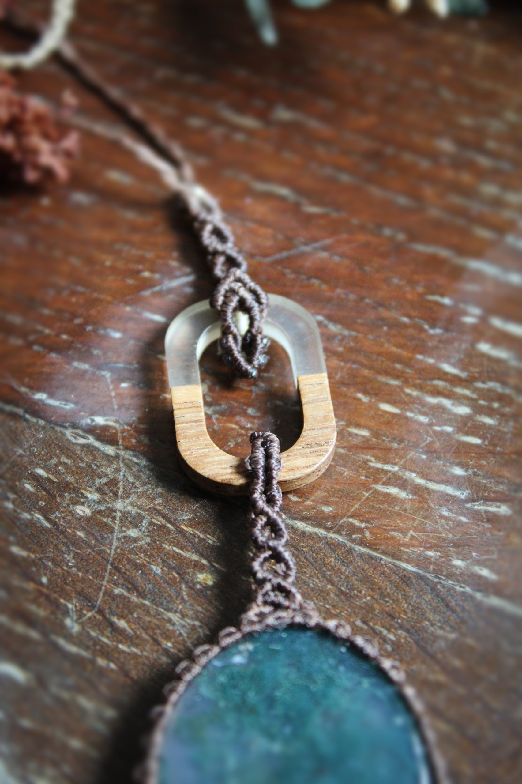 Collier agate mousse en micro macramé marron et pièce de bois et résine