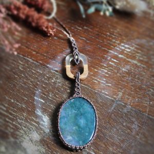 Collier agate mousse en micro macramé marron et pièce de bois et résine
