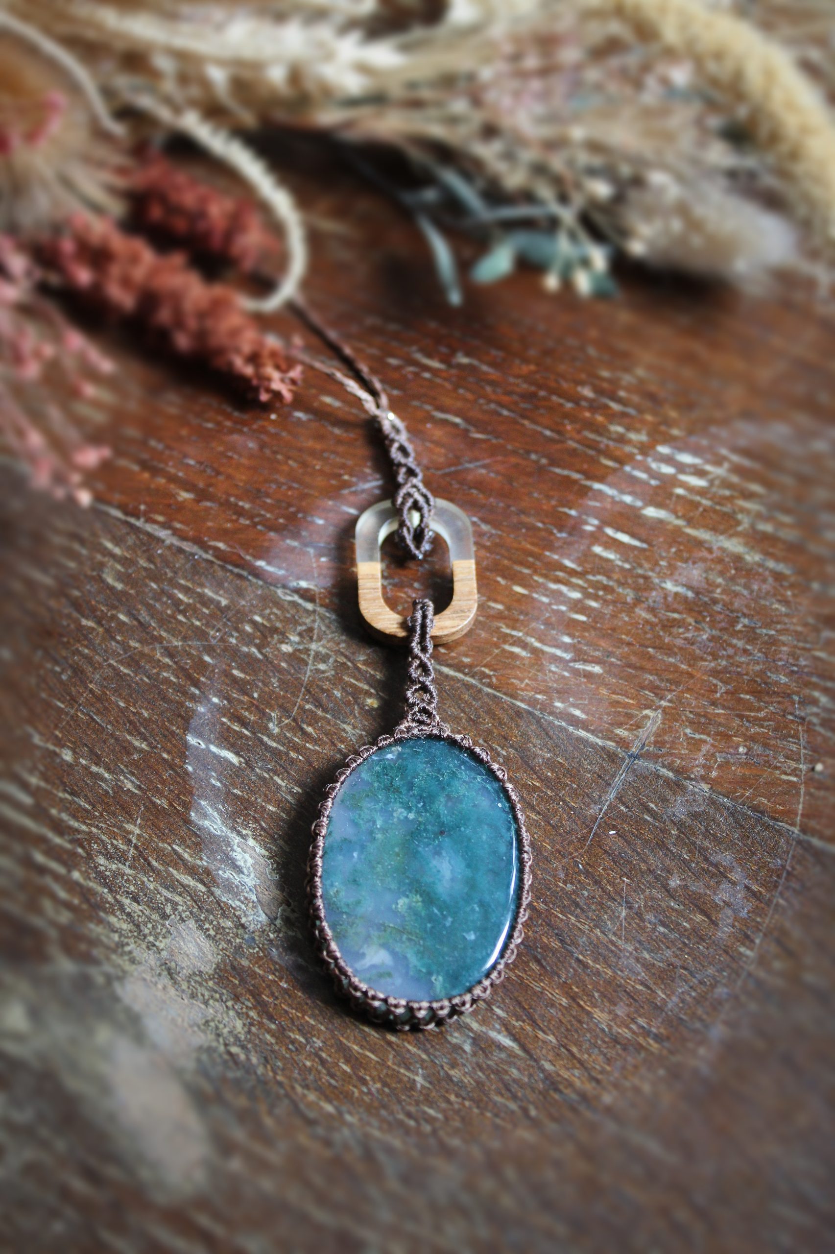 Collier agate mousse en micro macramé marron et pièce de bois et résine