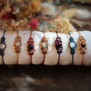 Bracelets micro macramé avec perles de pierres énergétiques