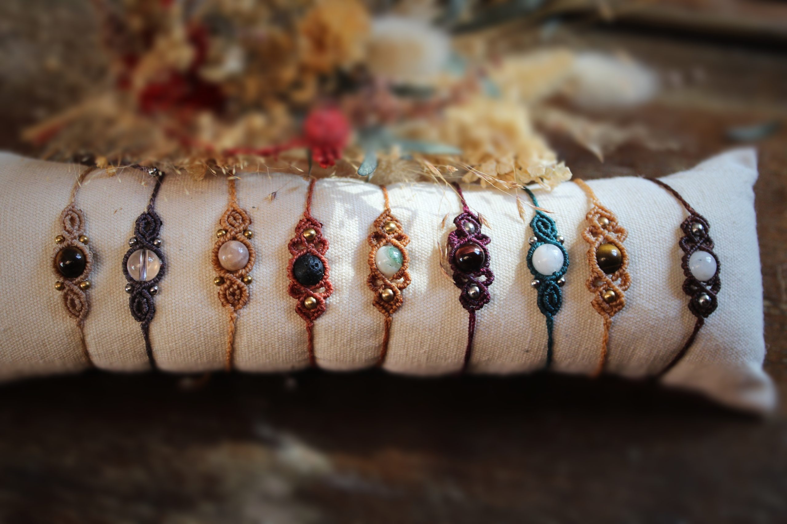 Bracelets micro macramé avec perles de pierres énergétiques