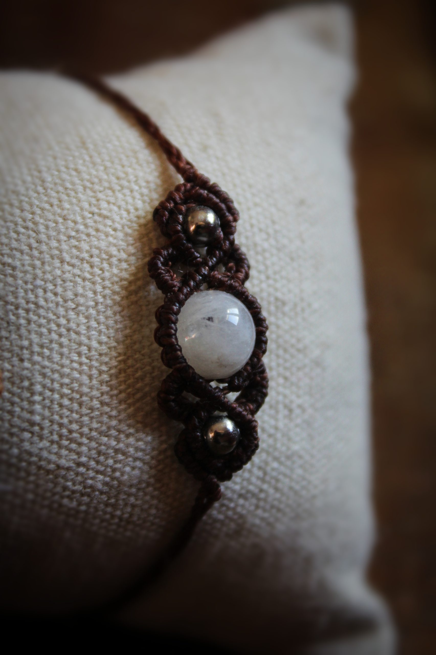 Bracelet en micro macramé marron foncé avec perle de péristérite