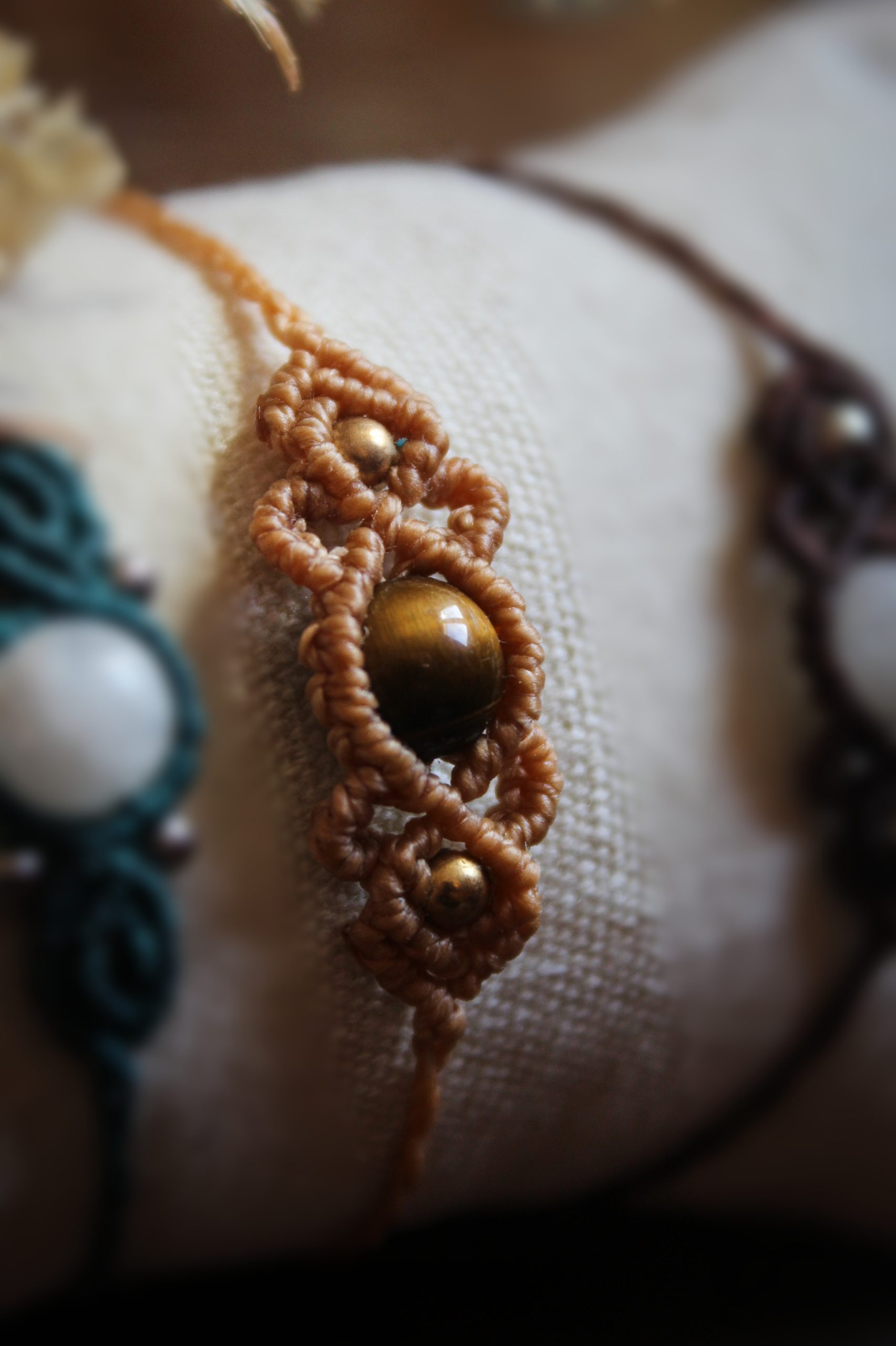 Bracelet en micro macramé jaune miel avec perle d'œil de tigre