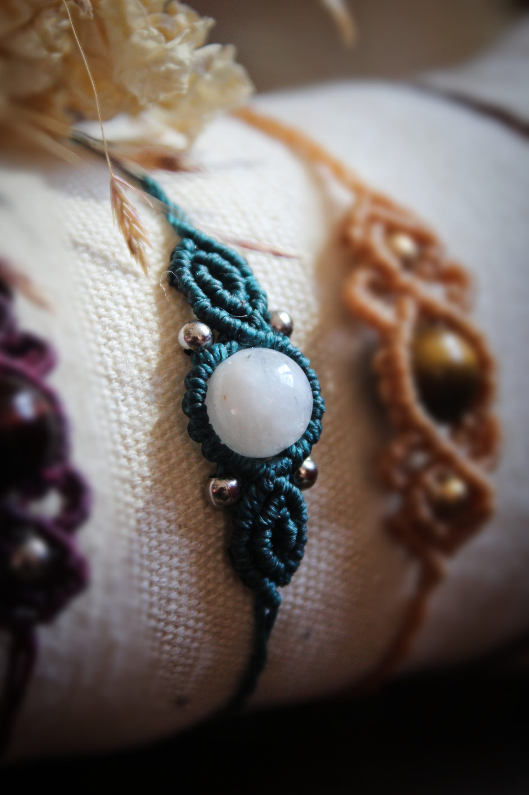 Bracelet en micro macramé sapin avec perle de péristérite