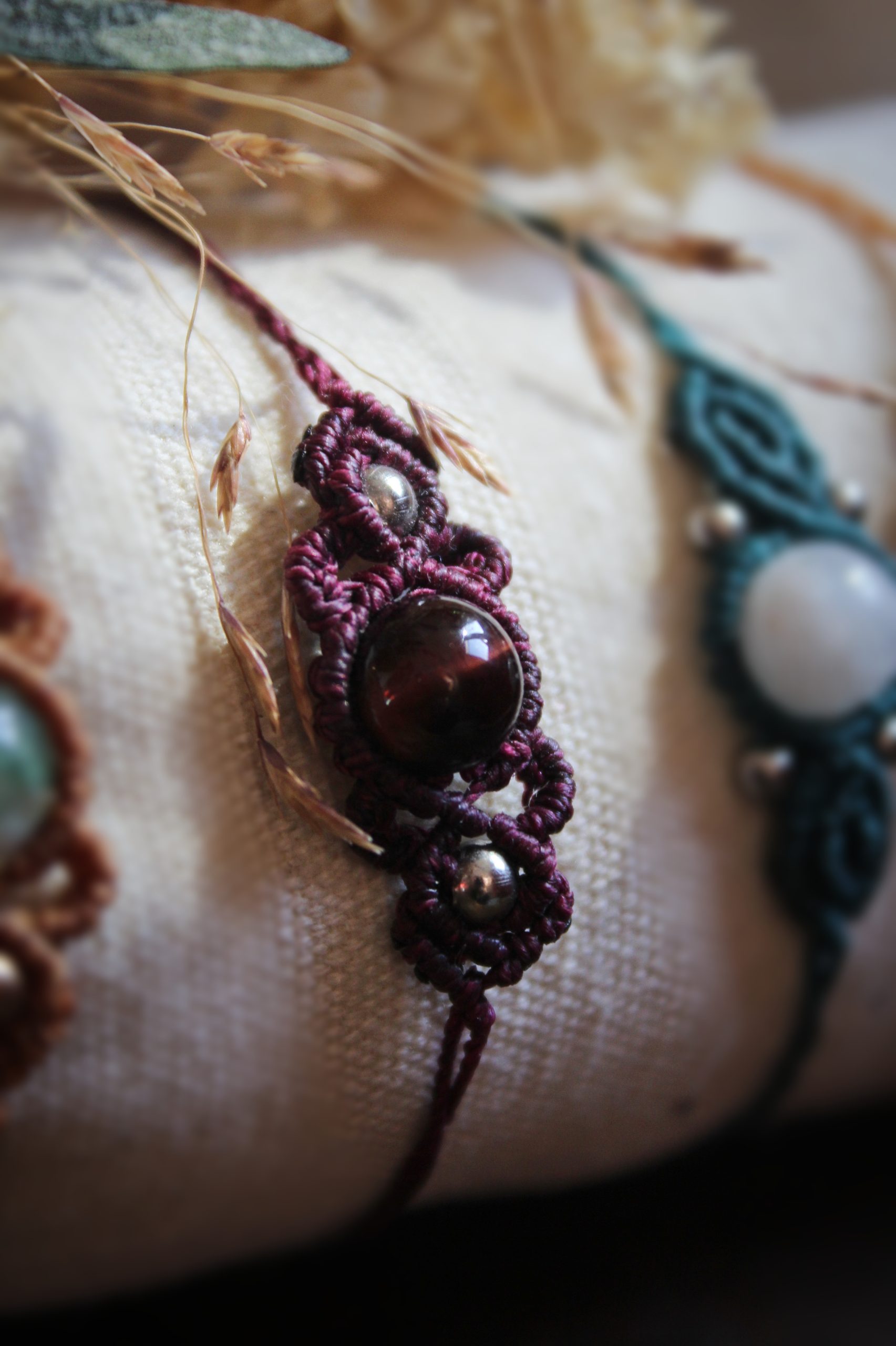 Bracelet en micro macramé prune avec perle d'œil de taureau