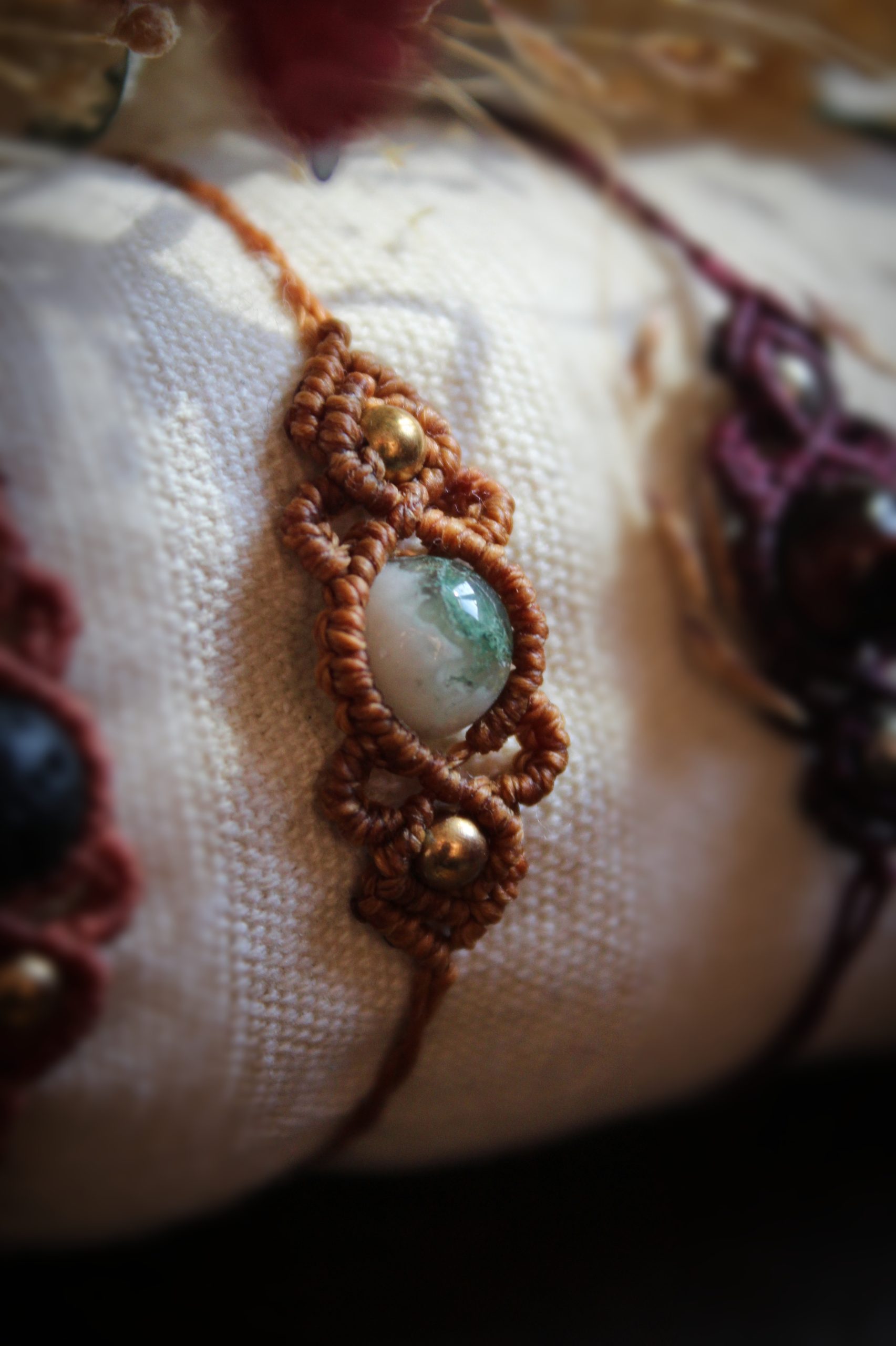 Bracelet en micro macramé marron avec perle d'agate mousse