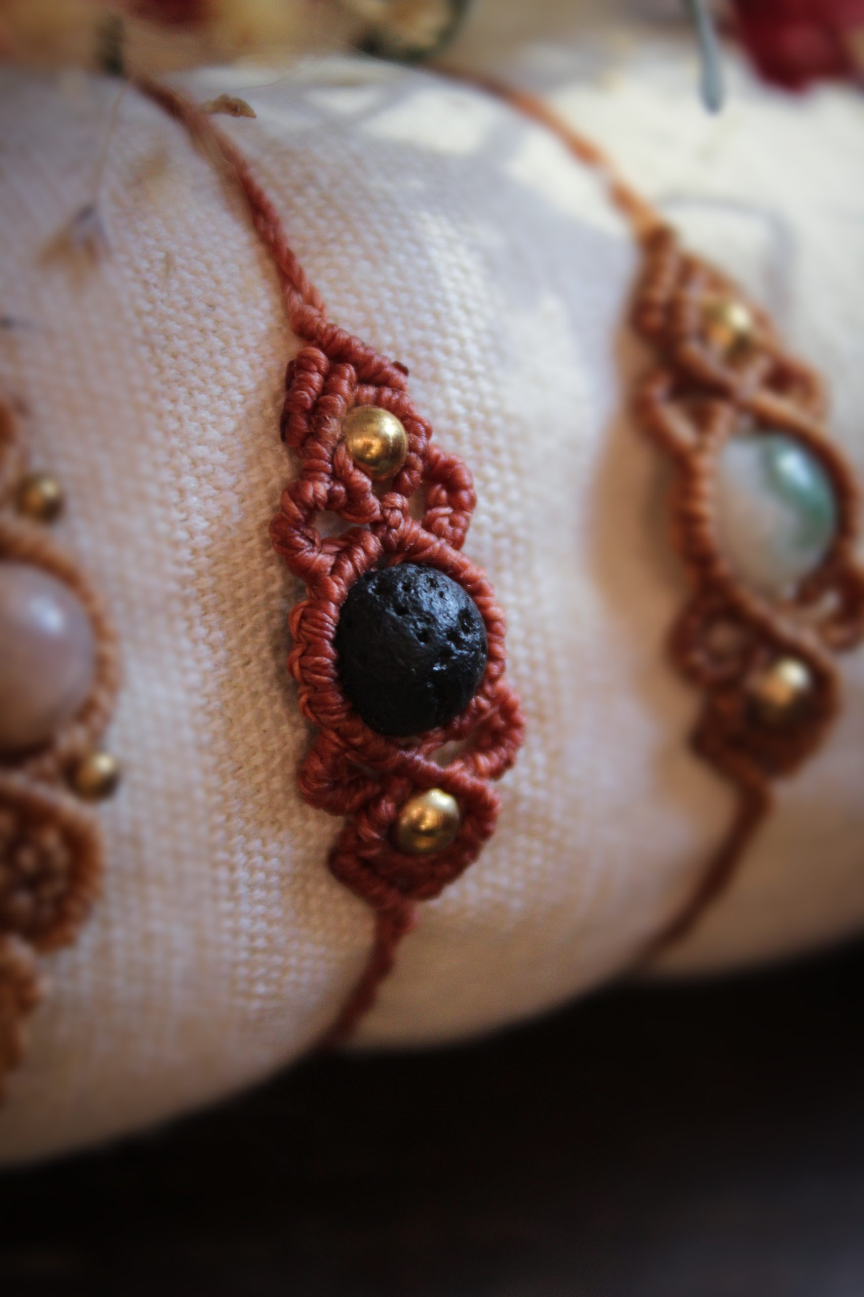 Bracelet en micro macramé orangé avec perle de pierre de lave