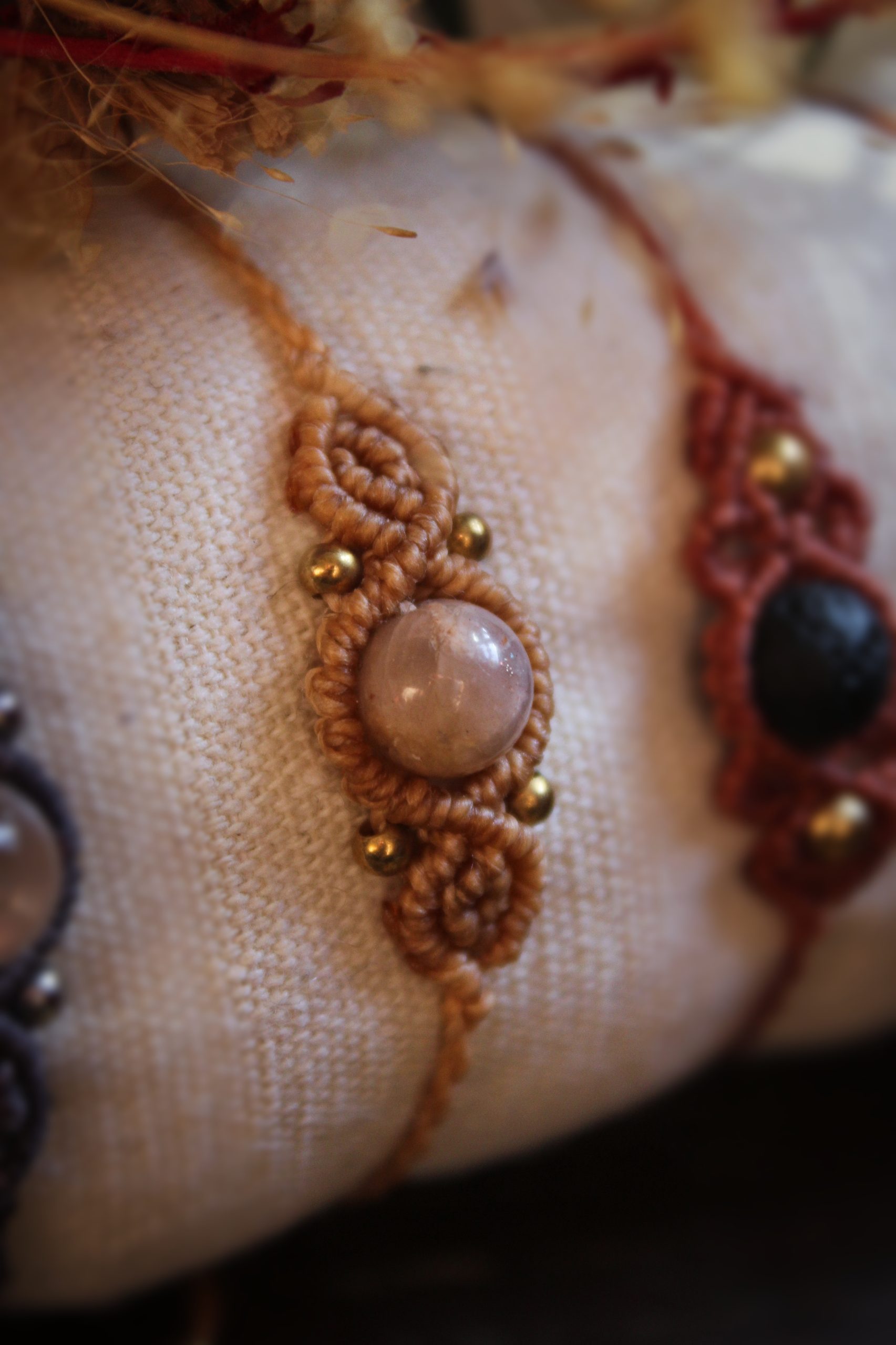 Bracelet en micro macramé jaune mie; avec perle de pierre de lune