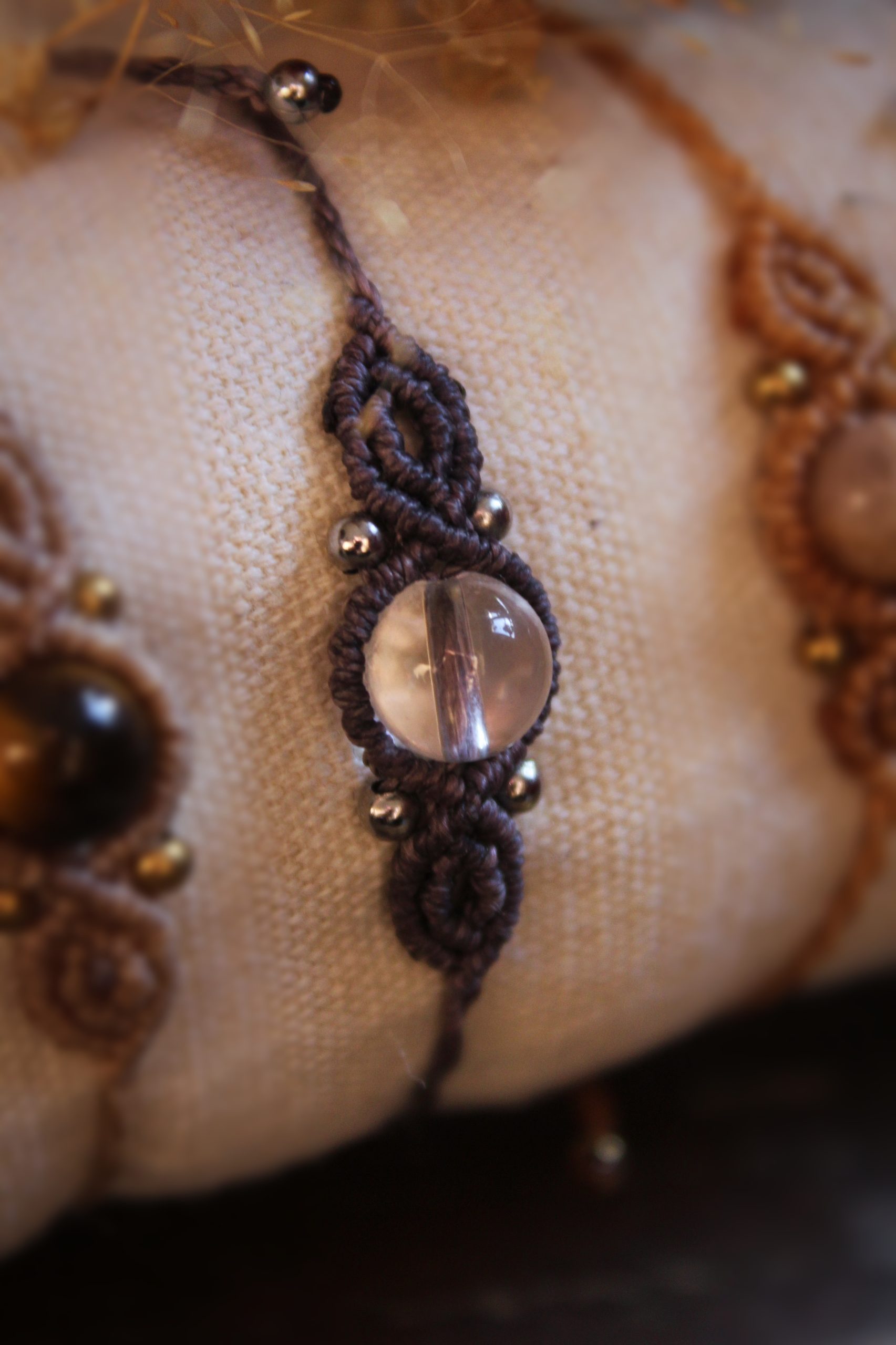 Bracelet en micro macramé violine avec perle de cristal de roche