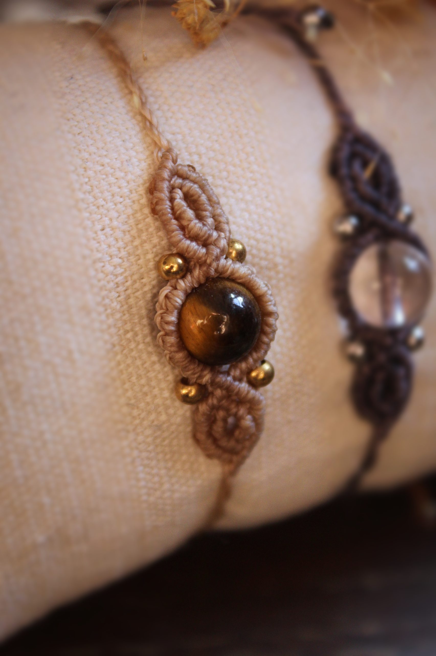 Bracelet en micro macramé beige avec perle d'œil de tigre