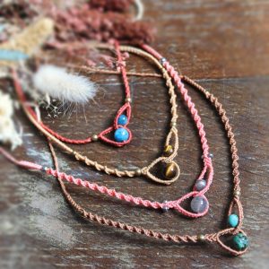 Collier micro macramé et perles de pierres énergétiques