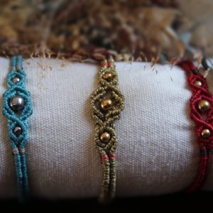 Bracelet en micro macramé et perles