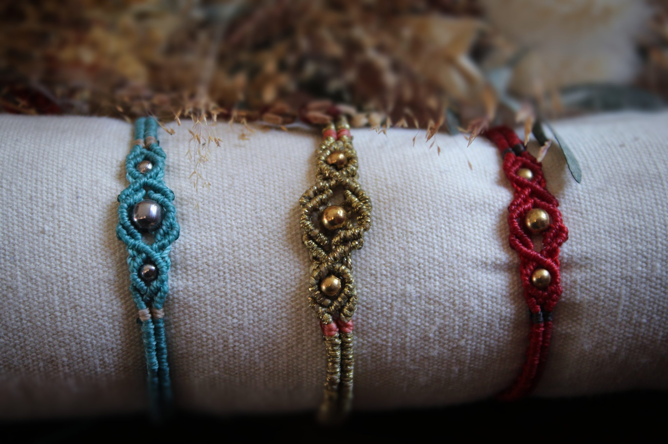 Bracelet en micro macramé et perles