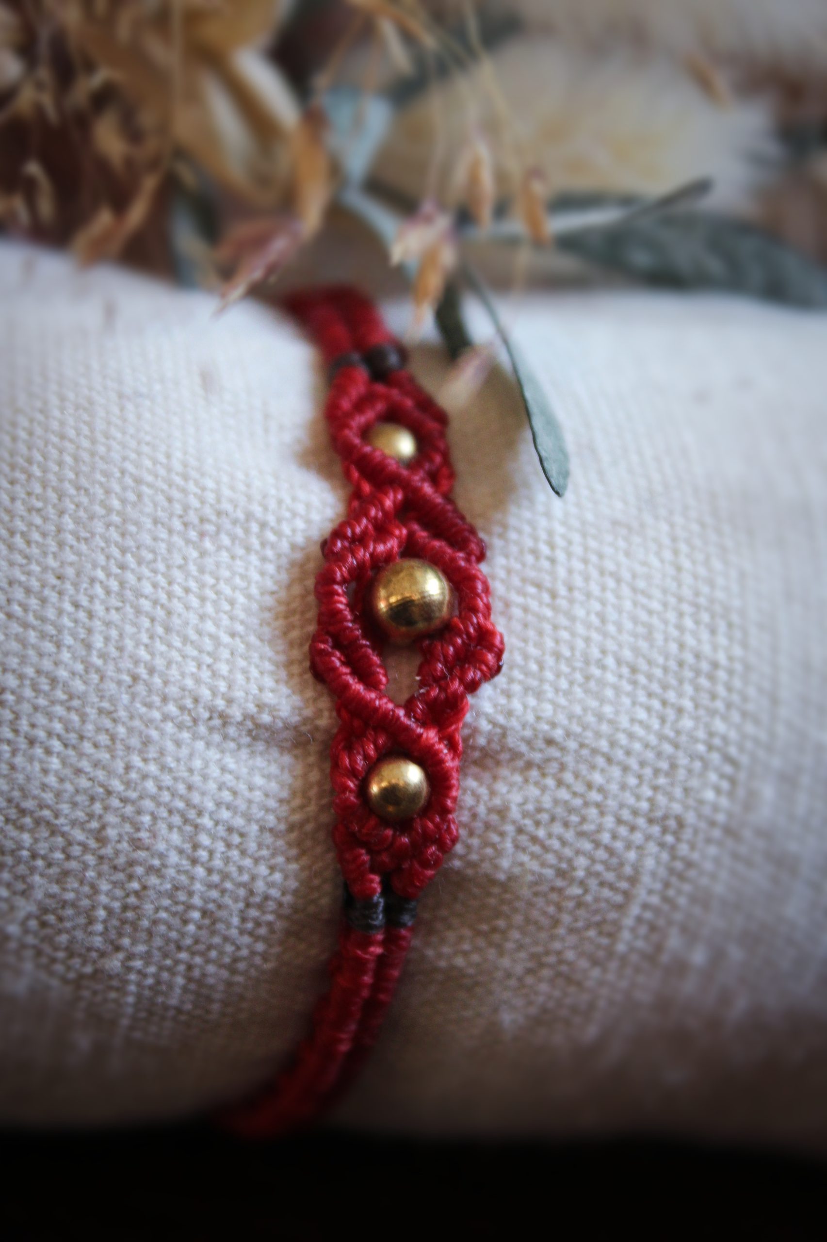 Bracelet en micro macramé rouge et perles en laiton