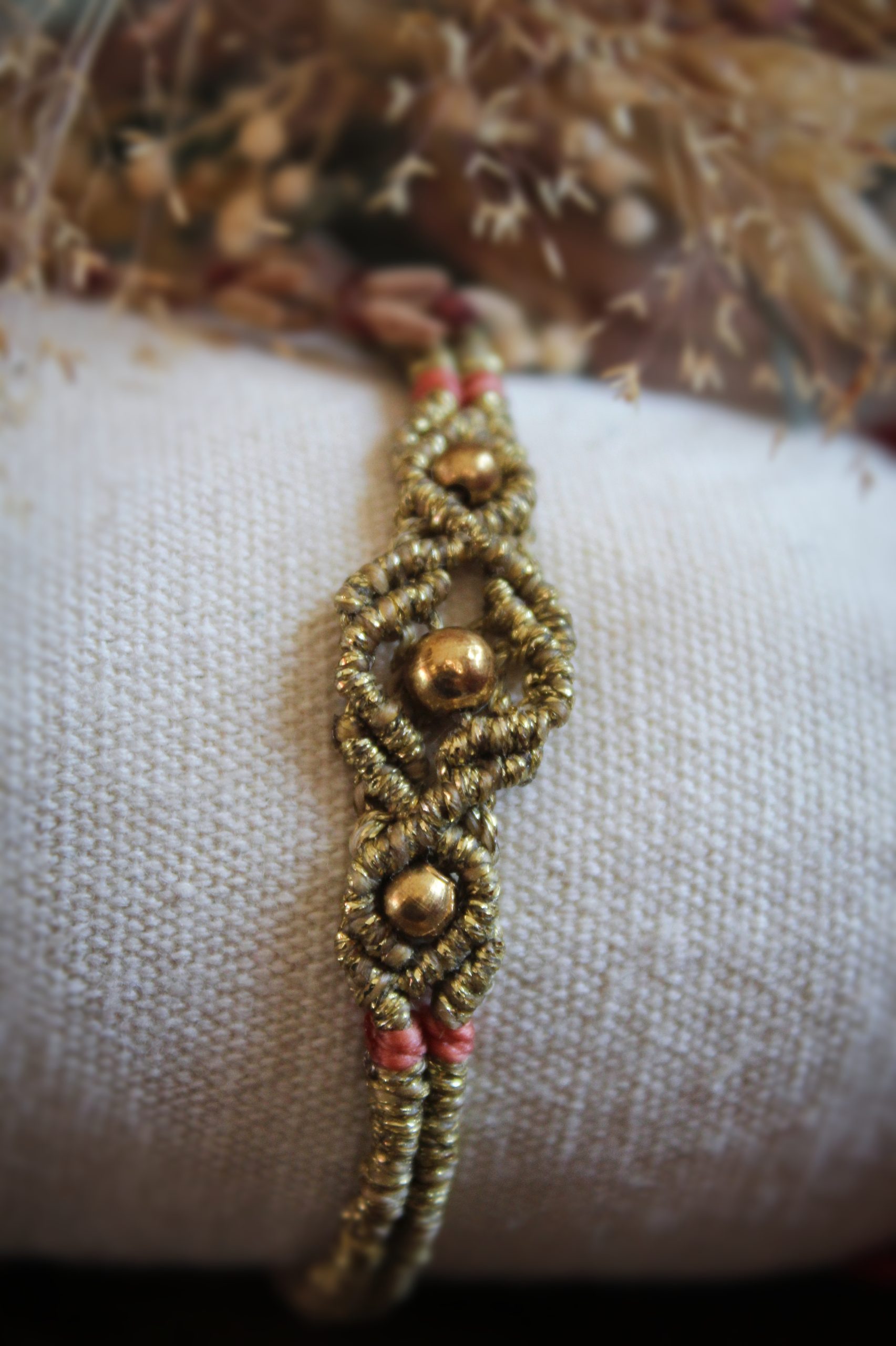 Bracelet en micro macramé doré et perles en laiton