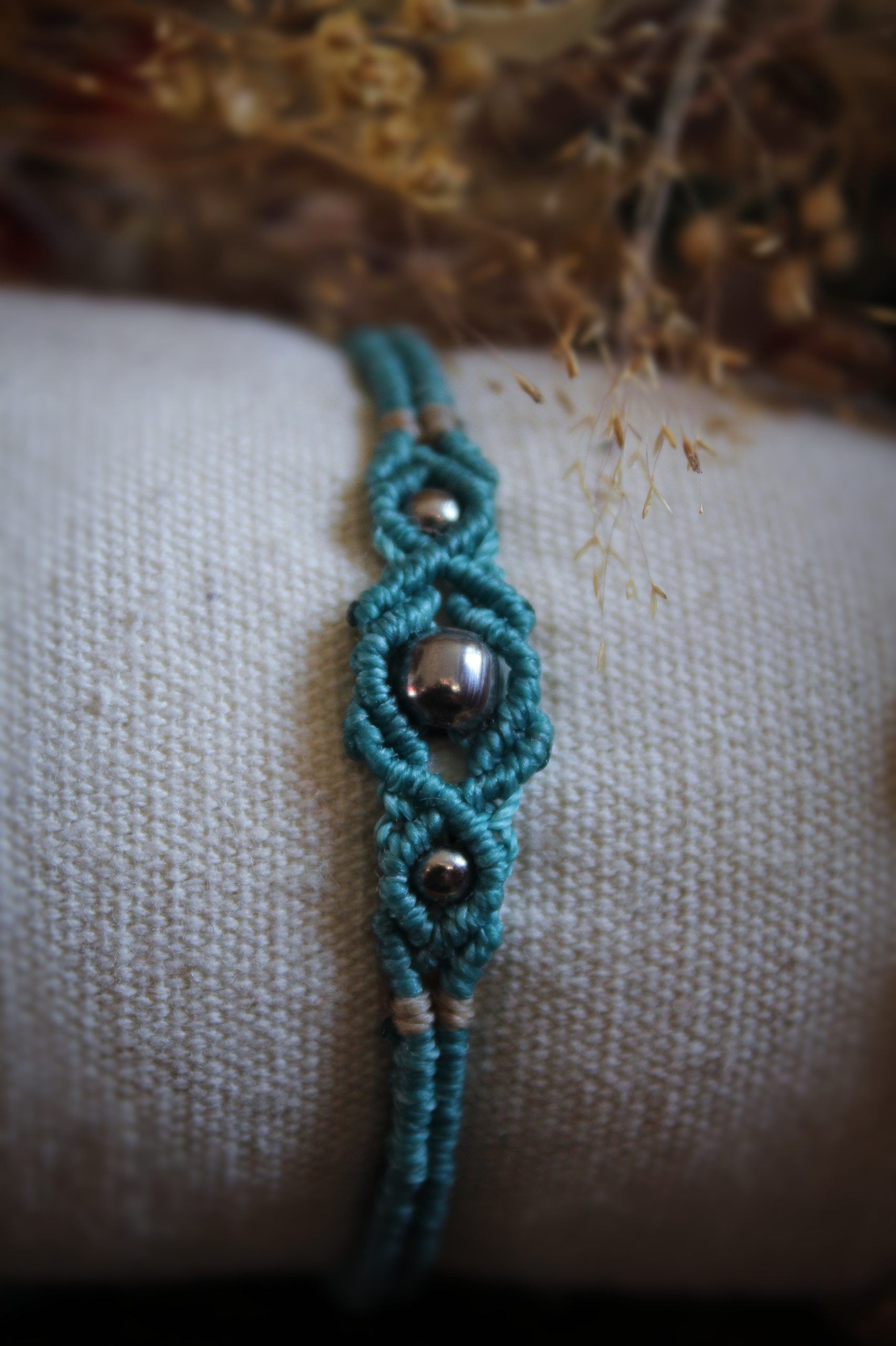 Bracelet en micro macramé vert d'eau et perles en acier inoxydable