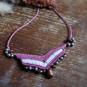 Collier micro macramé magenta et blanc ethnique avec perles en acier inoxydable et bois