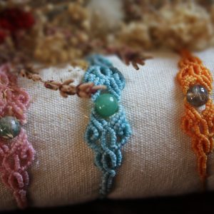 Bracelets en micro macramé avec perles énergétiques