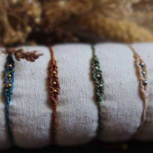 Bracelets multiples en micro macramé