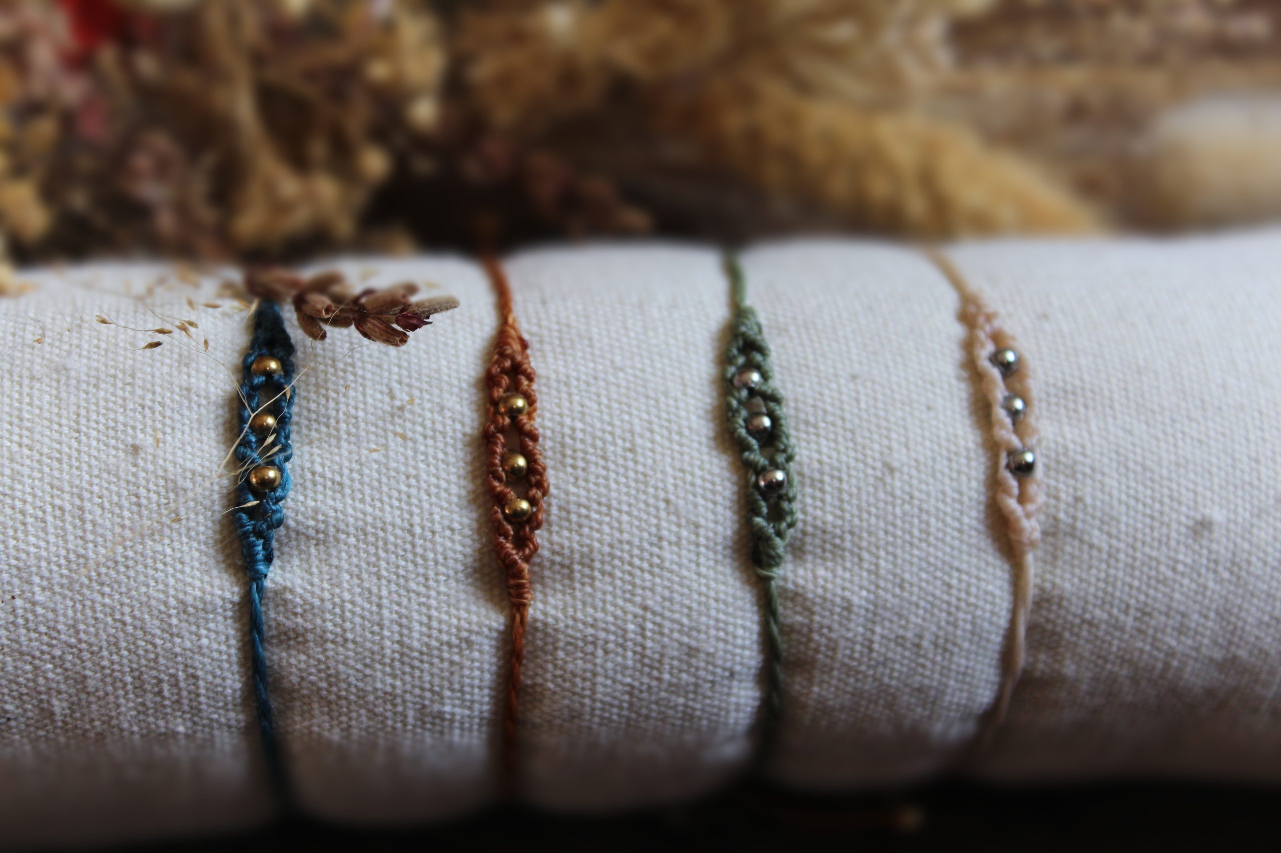 Bracelets multiples en micro macramé