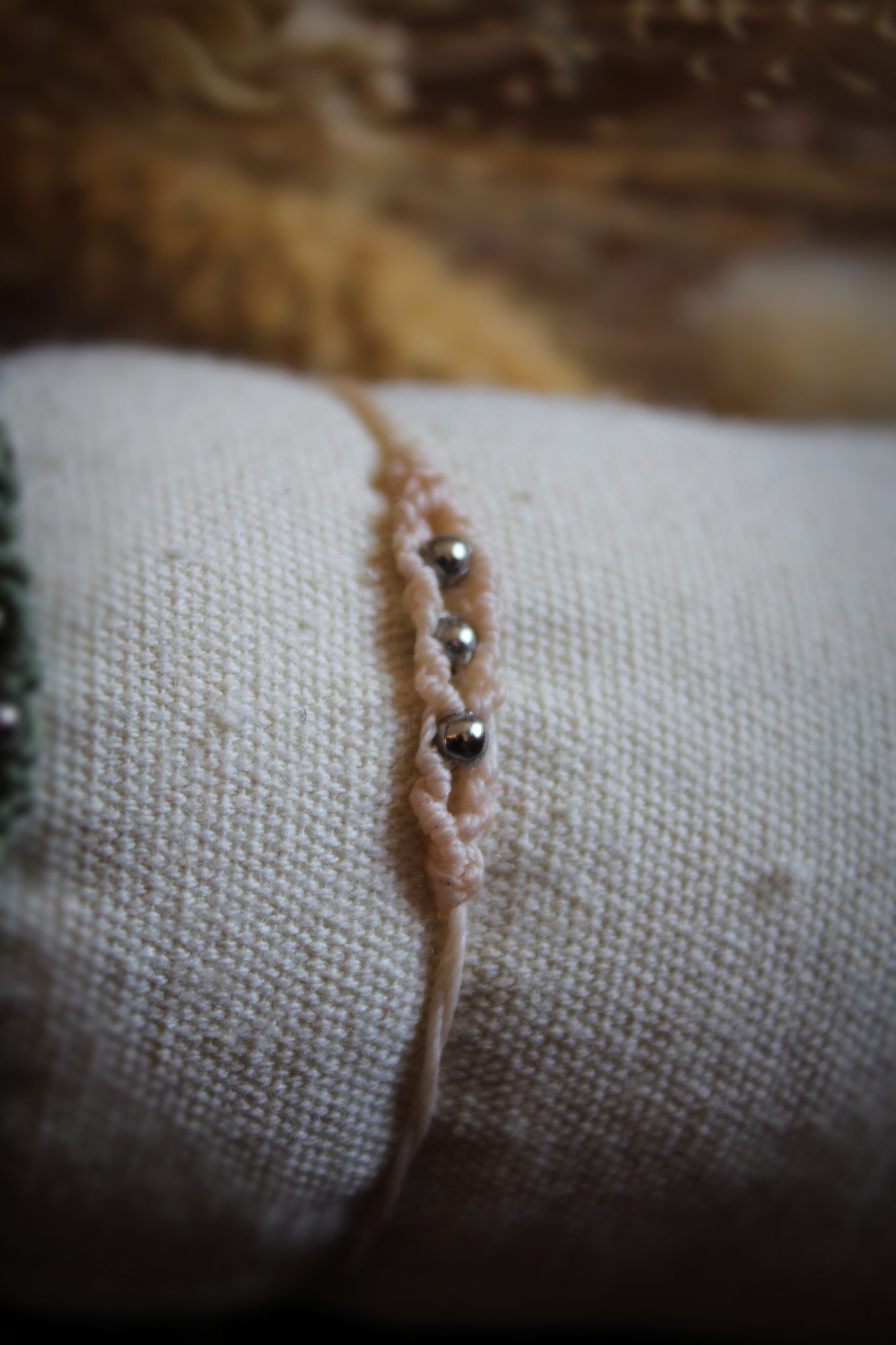 bracelet beige en micro macramé