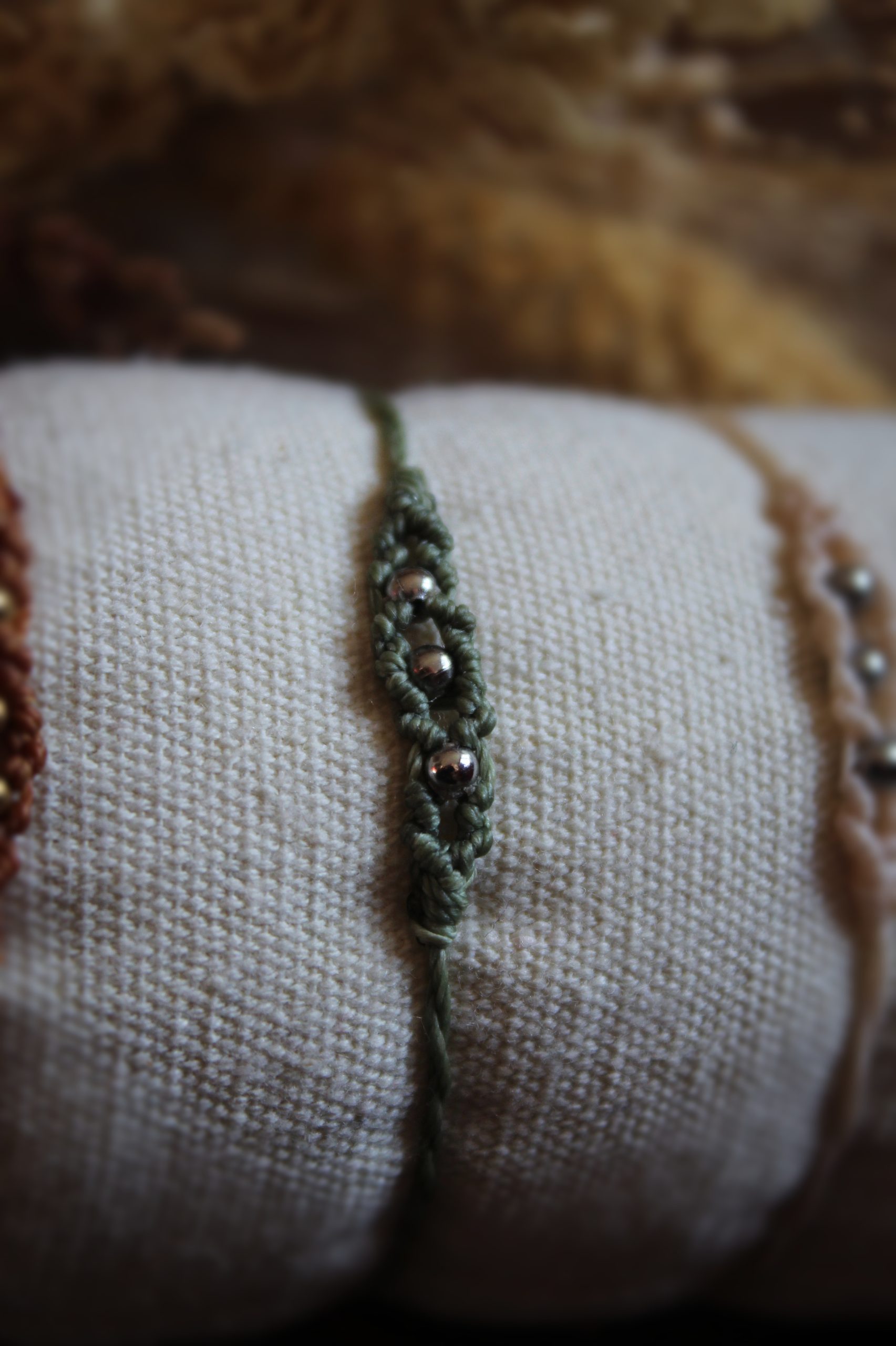 Bracelet kaki en micro macramé