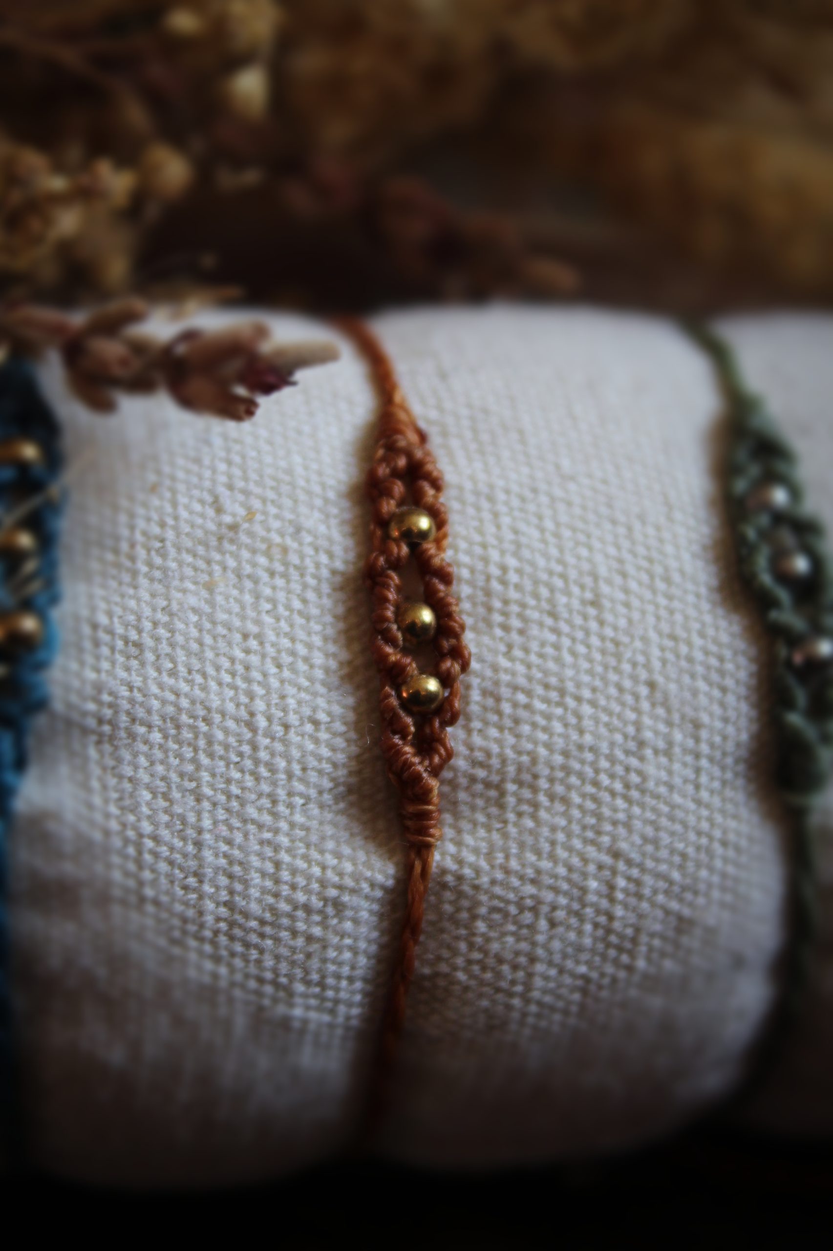 Bracelet marron en micro macramé