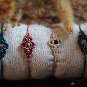 Bracelets multiples en micro macramé avec petites perles en pierre énergétique